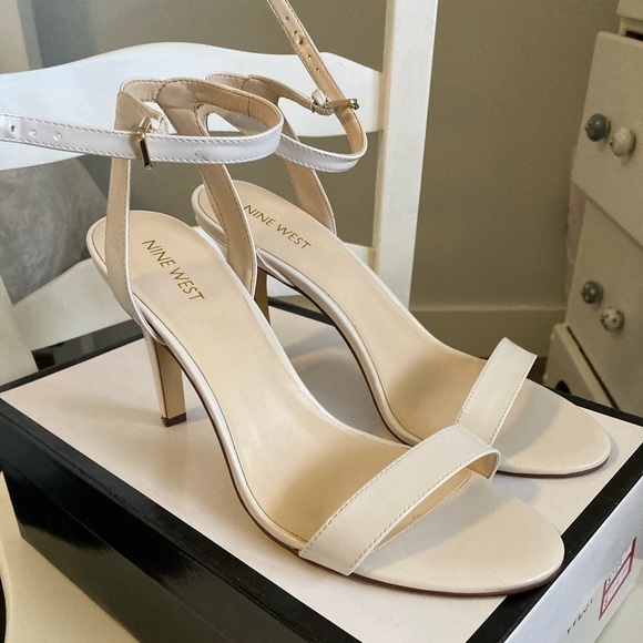 NINE WEST ANISTON IVORY SANDALS - Size 10 - Picture 2 of 12